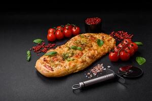 délicieux four Frais galette Pizza avec fromage, tomates, saucisse, sel et épices photo