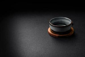vide rond céramique bol sur une en bois Coupe planche dans marron Couleur photo