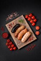 délicieux juteux saucisses de nombreuses variétés grillé avec sel, épices et herbes photo