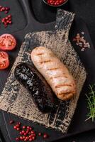 délicieux juteux saucisses de nombreuses variétés grillé avec sel, épices et herbes photo