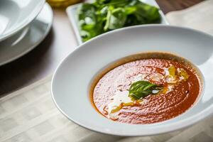 tomate soupe traditionnel méditerranéen repas avec Parmesan et basilic photo