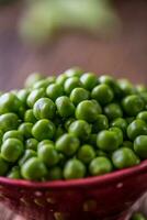 petits pois. Frais bio fait maison pois et dosettes sur vieux chêne planche. en bonne santé Frais vert légume - pois et gousses. photo