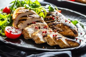 poulet Sein grillé avec épices peper sel tomates et Roquette photo