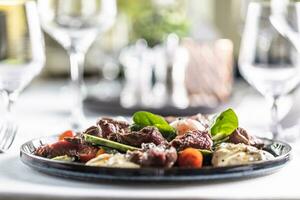 faible glucides régime avec moyen flanc steak et des légumes photo