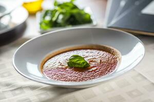 tomate soupe traditionnel méditerranéen repas avec Parmesan et basilic photo