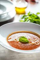 tomate soupe traditionnel méditerranéen repas avec Parmesan et basilic photo
