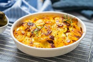 rôti patates dans cuisson plat traditionnel Easten européen nourriture titré comme France Patate photo