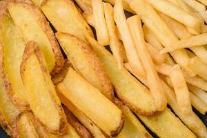 délicieux croustillant français frites avec sel et épices sur une texturé béton Contexte photo