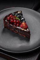 délicieux sucré Chocolat lutin gâteau avec myrtilles, groseilles et framboises photo