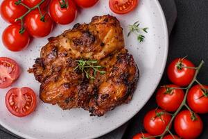 délicieux cuit poulet Viande avec sel, épices et herbes photo