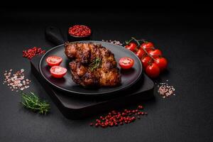 délicieux cuit poulet Viande avec sel, épices et herbes photo