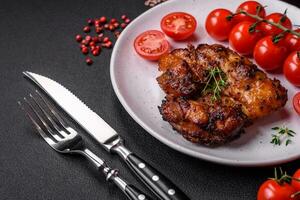 délicieux cuit poulet Viande avec sel, épices et herbes photo