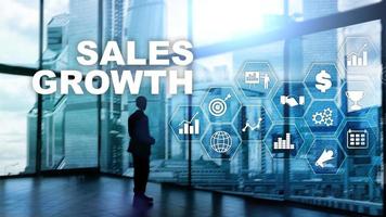 concept de croissance graphique. augmentation des ventes, stratégie marketing. double exposition avec graphique d'entreprise. photo