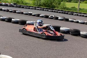 jeunesse aller kart coureur sur piste. photo