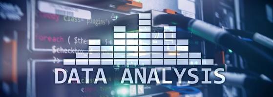 texte d'analyse de données volumineuses sur fond de salle des serveurs. internet et concept de technologie moderne. photo
