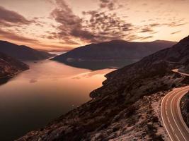 photographie aérienne de la baie de boka au monténégro, europe à l'heure du coucher du soleil photo