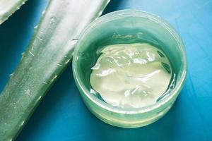 aloe vera frais tranché et gel liquide dans un récipient en plastique photo