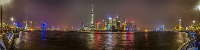 vue plus de le Huangpu rivière à le bund dans Shanghai photo