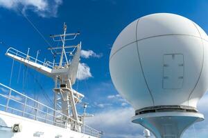 blanc antennes, radar et autre la communication et la navigation équipement sur navire photo