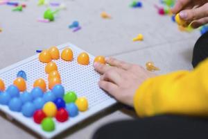 enfant jouant à un jeu de société d'épinglage photo