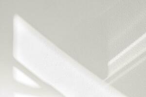 blanc mur fond, béton texture avec ombre diagonale, vide béton pièce avec lumière du soleil réfléchir sur blanc plâtre peinture, lumière effet pour monochrome photo, maquette, produit conception présentation photo
