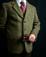 portrait de gentilhomme dans tweed costume en portant cuir gants. ancien style de Anglais gentilhomme. photo