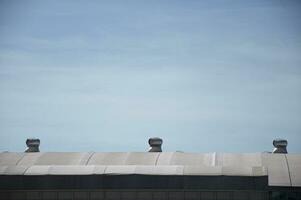 installer une ventilation turbine sur le toit. photo