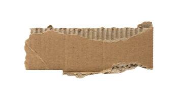 Morceau de papier carton brun isolé sur fond blanc photo