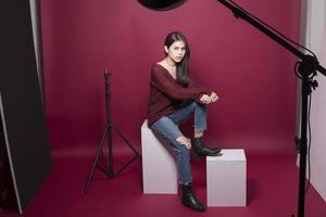 beau portrait de femme en studio sur fond rouge photo