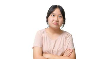 asiatique fille ressentir ennuyé et supporter avec sa bras franchi isolé sur blanc arrière-plan.émotion photo