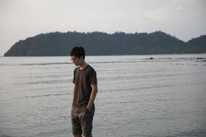 un homme réfléchi sur la plage photo