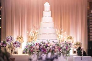 gâteau de mariage dans la salle des mariages photo