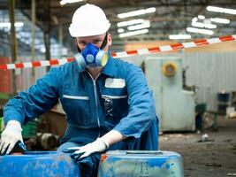 la personne Masculin homme la personne blanc casque casque sécurité bleu uniforme gant main toxique toxique danger la biologie protection chimique ravageur maladie la prévention intoxication Sécurité Regardez à caméra infectieux photo