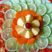 photo de tranché tropical Frais coloré des fruits dans modèle plat allonger Créatif moderne style coup dans studio