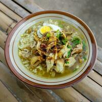 indonésien poulet soupe principalement composé avec riz, poulet, et œuf. de manière à ayam lamongan. photo