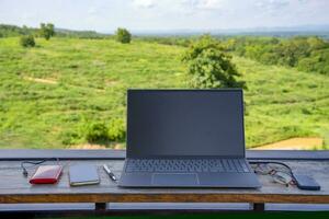 portable ordinateur et dispositif pour travail numérique nomade mettre sur tableau, Contexte Haut vue de recours jardin sur Montagne dans le campagne,notion de numérique nomade travail photo