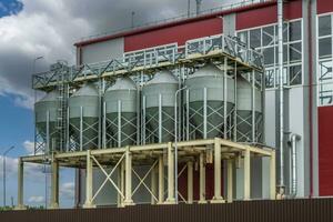 agro silos sur agro-industriel complexe et grain séchage et des graines nettoyage doubler. photo