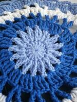 bleu, blanc rond crochet éléments et des balles de fil. crochet texture, endroit pour un une inscription, adapté pour mobile téléphone photo