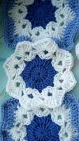 bleu, blanc crochet éléments et orchidée. crochet texture, endroit pour un une inscription, adapté pour mobile téléphone photo