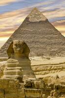 une image de le sphinx et le pyramides, deux bien connu égyptien attractions cette attirer les voyageurs de tout au long de le monde. photo