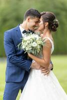 content Jeune couple juste eu marié et tenir chaque autre dans le bras avec bonheur photo