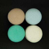 macarons sur une noir Contexte. photo