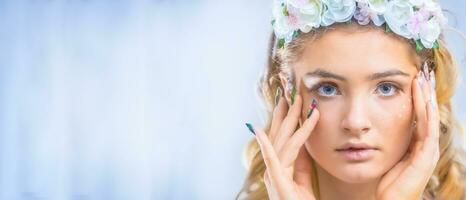 portrait de magnifique fille avec Créatif maquillage et art ongles photo