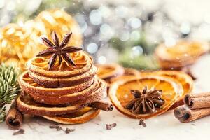 séché Orange dans le forme de une Noël arbre et étoile anis sur Haut photo