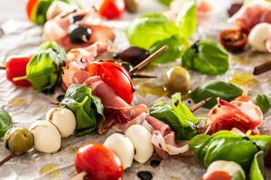 caprese brochettes italien ou méditerranéen apéritif tomates mozzarella Olives et prosciutto photo