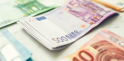 nombreuses cent euro billets de banque empilés par valeur photo