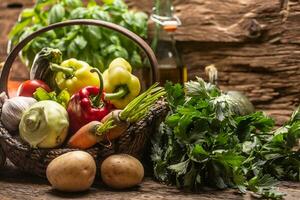 assortiment de Frais des légumes dans une panier sur une en bois table photo