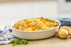 rôti patates avec épices et herbes sur cuisine table photo