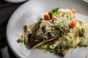 cuit truite filet avec en purée patates et Brouillon Bière photo