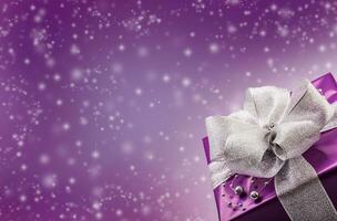 Noël bokeh concept avec violet présent dans le bas droite coin et illustré flocons de neige dans le Contexte photo